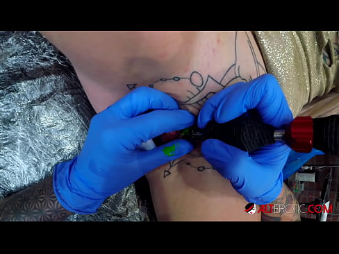 ❤️ Sully Savage-k izugarri tatuatu zuen klitorian tatuaje bat egin zuen ❤️❌ Porno gugan ❤