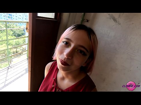 ❤️ Ikasle sentsuak arrotz bat zurrupatzen du kanpoaldean - Cum On His Face ❤️❌ Porno gugan ❤